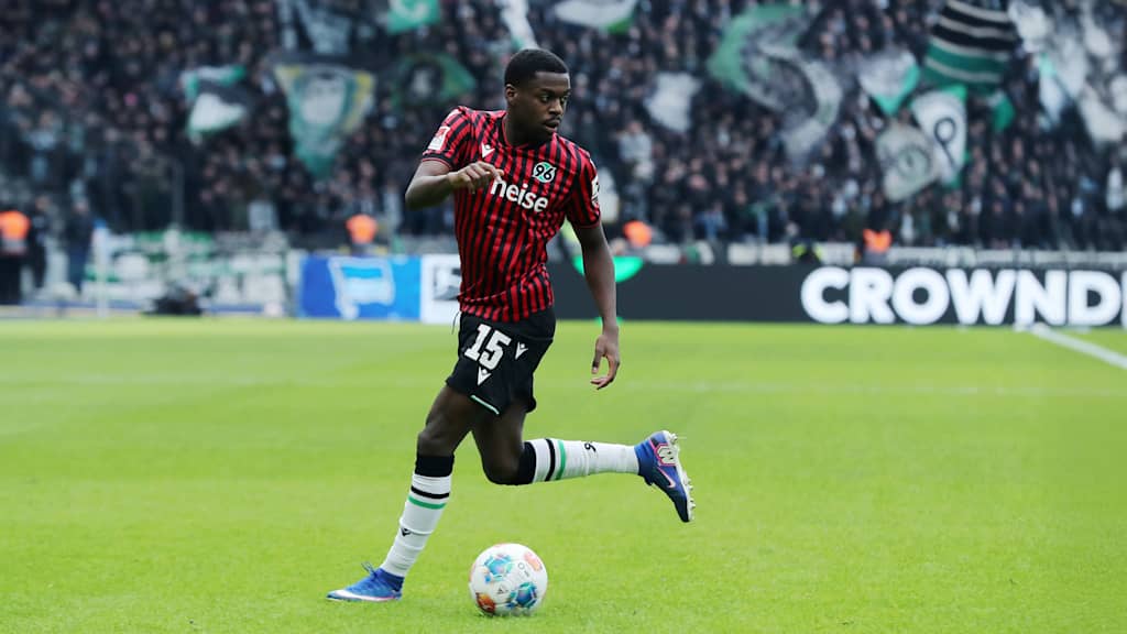 Noel Aseko Nkili dribbelt mit dem Ball im Spiel gegen Hertha BSC.