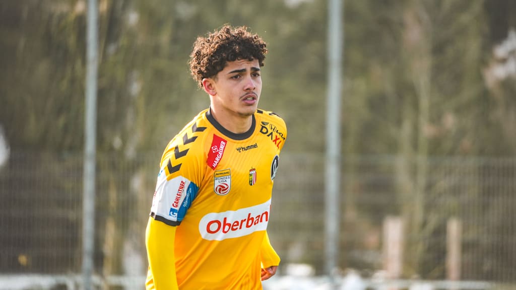 Jussef Nasrawe trägt das Trikot des SV Ried.