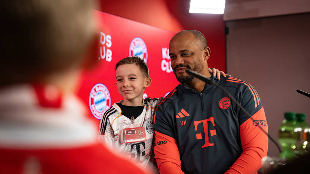 Vincent Kompany macht ein Foto mit einem Fan