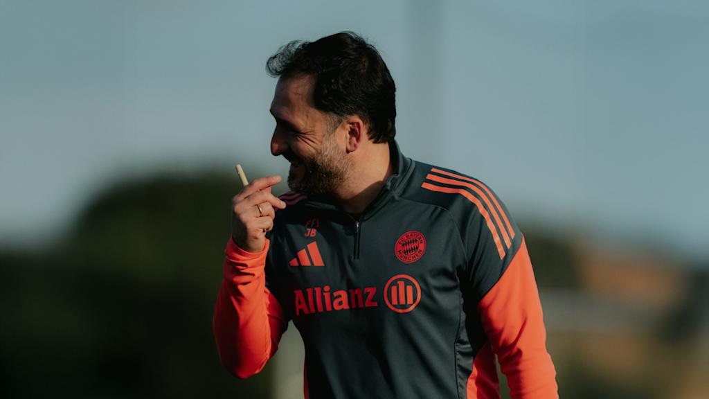 José Barcala hält einen Stift und lächelt.