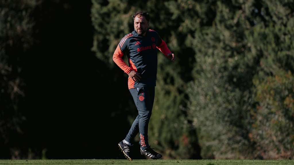 José Barcala rennt im Training der FCB-Frauen.
