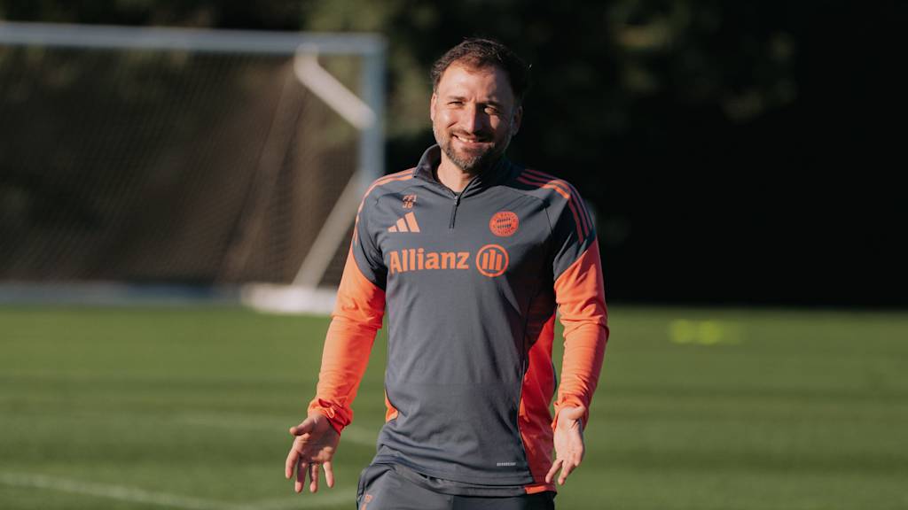 José Barcala lächelt im Trainingslager der FC Bayern Frauen.
