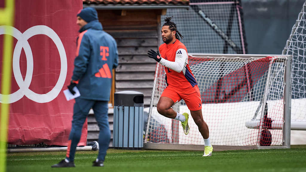 Serge Gnabry doing sprint training at Säbener Straße