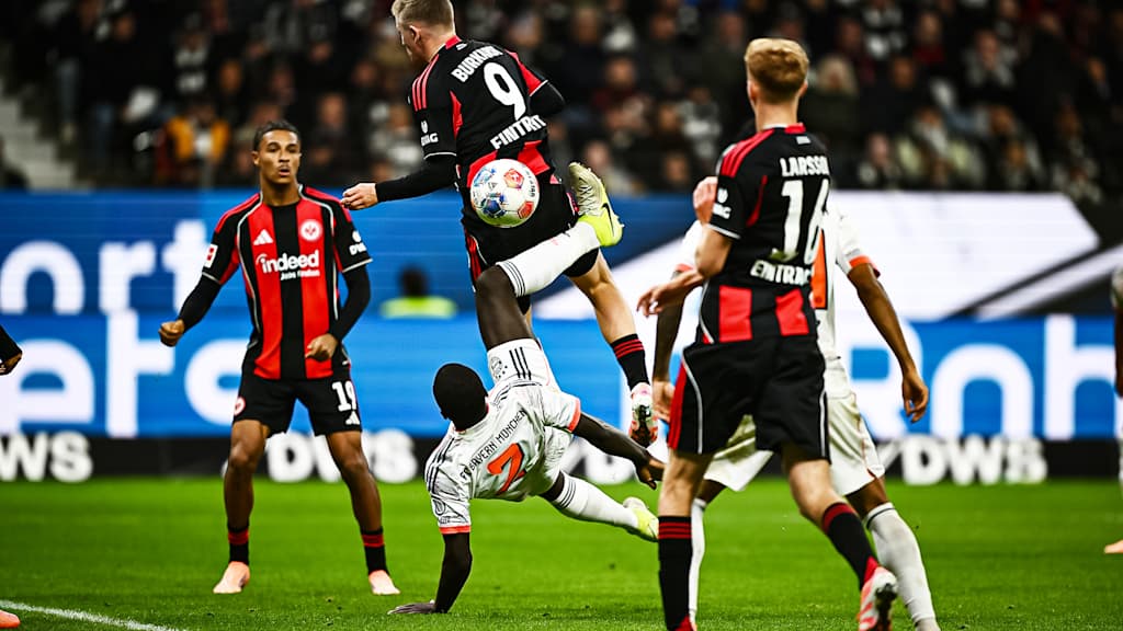 Dayot Upamecano klärt im Fallen während des Gastspiels des FC Bayern bei Eintracht Frankfurt