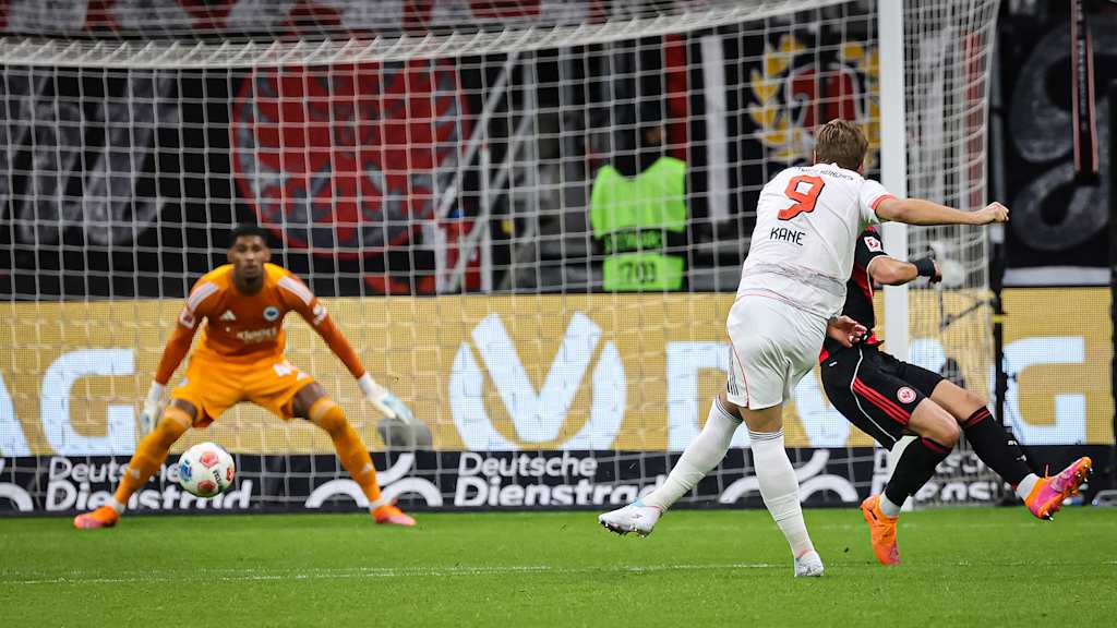Harry Kane trifft zum 2:0 während des Gastspiels des FC Bayern bei Eintracht Frankfurt