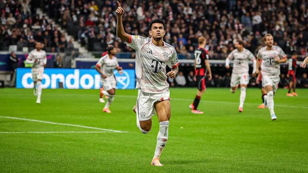 Luis Díaz bejubelt seinen Treffer zur 1:0-Führung während des Gastspiels des FC Bayern bei Eintracht Frankfurt
