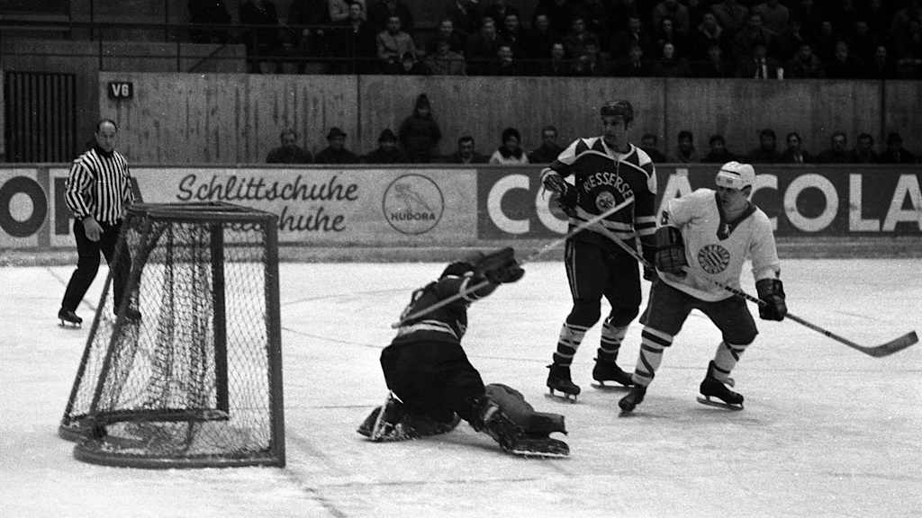 Der FC Bayern 1967 gegen den SC Riessersee – unbedingt das Bayern-Wappen auf dem Trikot beachten!