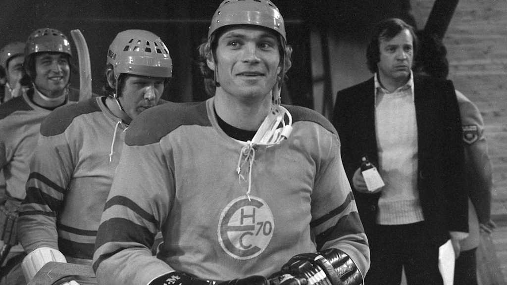 Den jungen Eishockey-Crack kennen wir doch: Uli Hoeneß bei einem Gaudi-Spiel in den 70er Jahren.