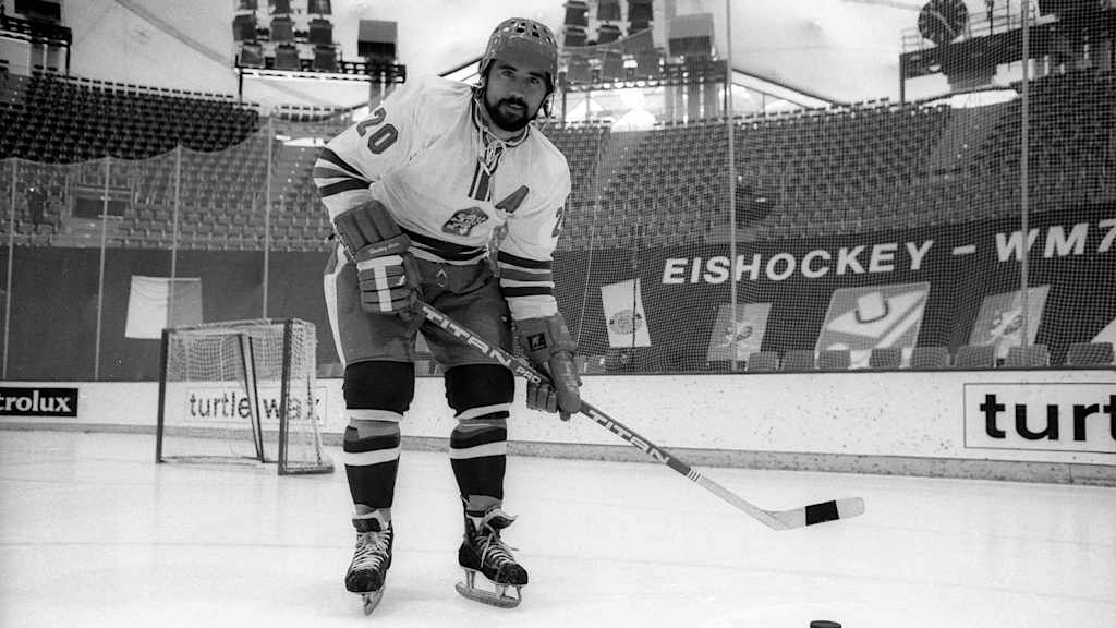 Gerd Müller macht Werbung für die Eishockey-WM 1975 in München.