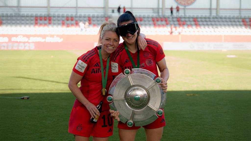 Jovana Damnjanović und Linda Dallmann mit der Meisterschale nach der Saison 2024/25.