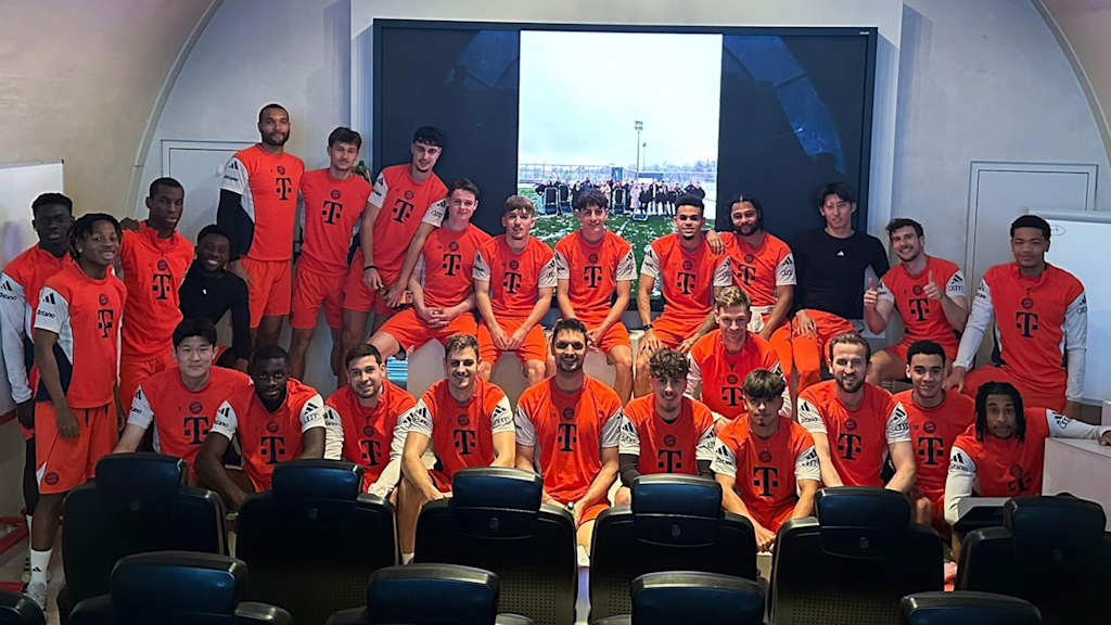 FC Bayern team photo to thank the employees for shovelling snow