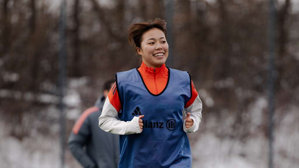 Momoko Tanikawa and Glódís Viggósdóttir warming up.