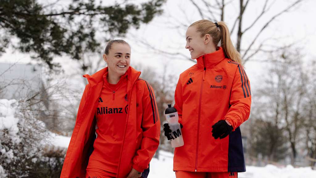 Georgia Stanway und Glódís Perla Viggósdóttir auf dem Weg zum Training.