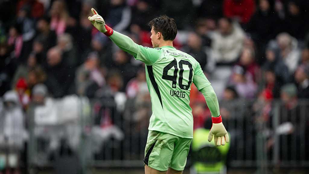 Jonas Urbig im Bundesliga-Heimspiel des FC Bayern gegen Eintracht Frankfurt.