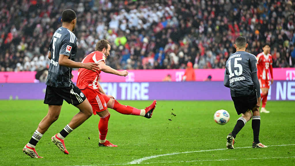 Harry Kane erzielt sein Tor zum 3:0 im Bundesliga-Heimspiel des FC Bayern gegen Eintracht Frankfurt.