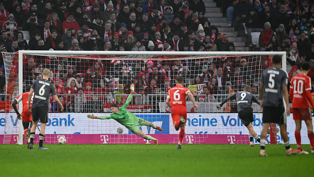 Jonathan Burkhardt trifft zum 1:3 im Bundesliga-Heimspiel des FC Bayern gegen Eintracht Frankfurt.