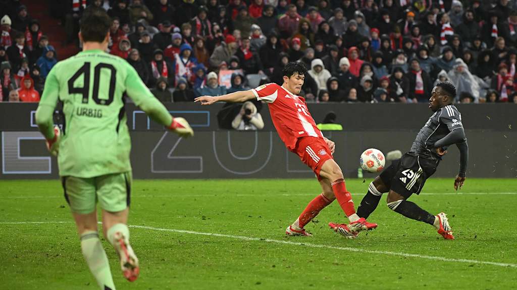Arnaud Kalimuendo erzielt sein Tor zum 2:3 im Spiel des FC Bayern gegen Eintracht Frankfurt.