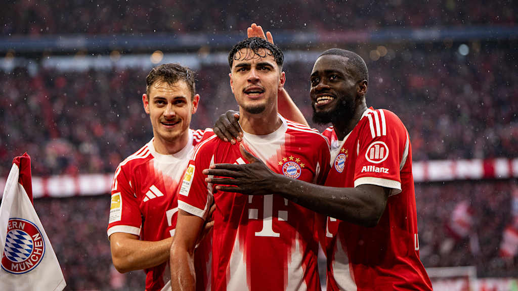 Aleksandar Pavlovic bejubelt sein Tor im Bundesliga-Heimspiel des FC Bayern gegen Eintracht Frankfurt.