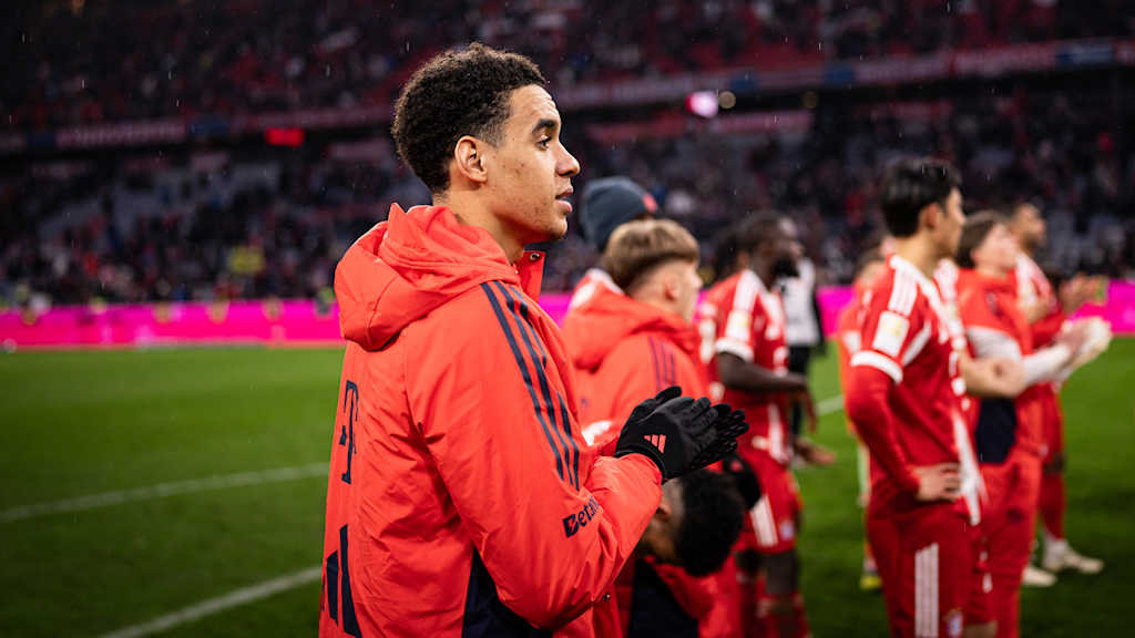 Jamal Musiala applaudiert nach dem Bundesliga-Spiel des FC Bayern gegen Eintracht Frankfurt.