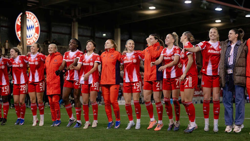 Die FC Bayern Frauen bejubeln den Sieg über Wolfsburg