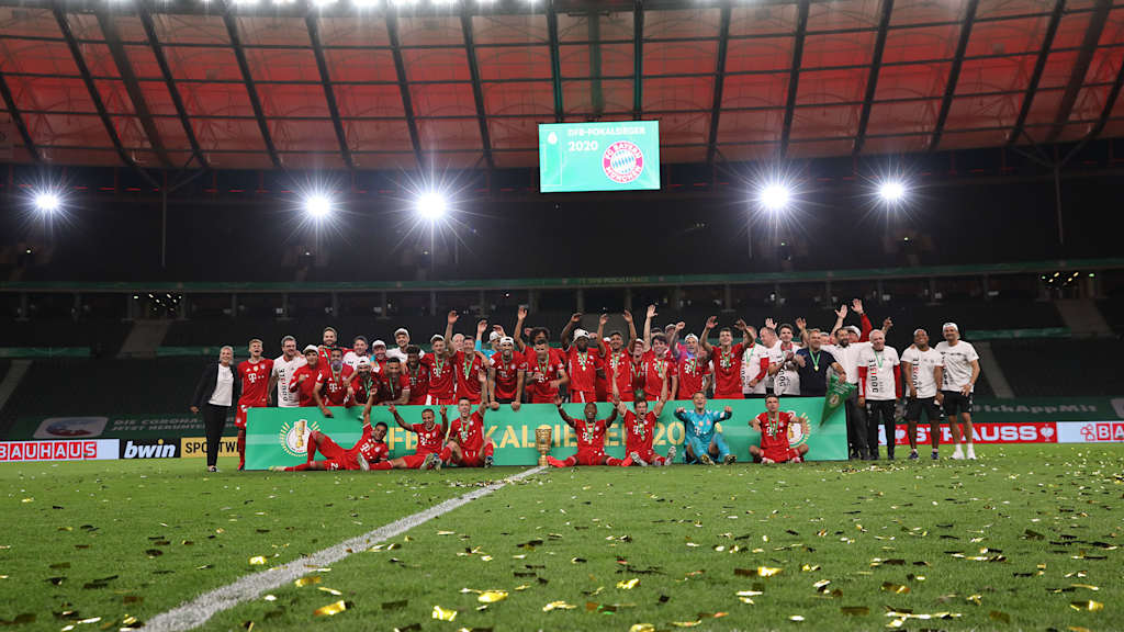 Jugadores del FC Bayern celebran con la Copa DFB en el Olympiastadion de Berlín.