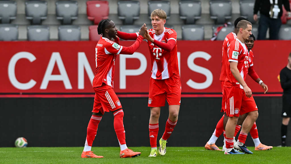 Die U19-Spieler freuen sich über ein Tor.