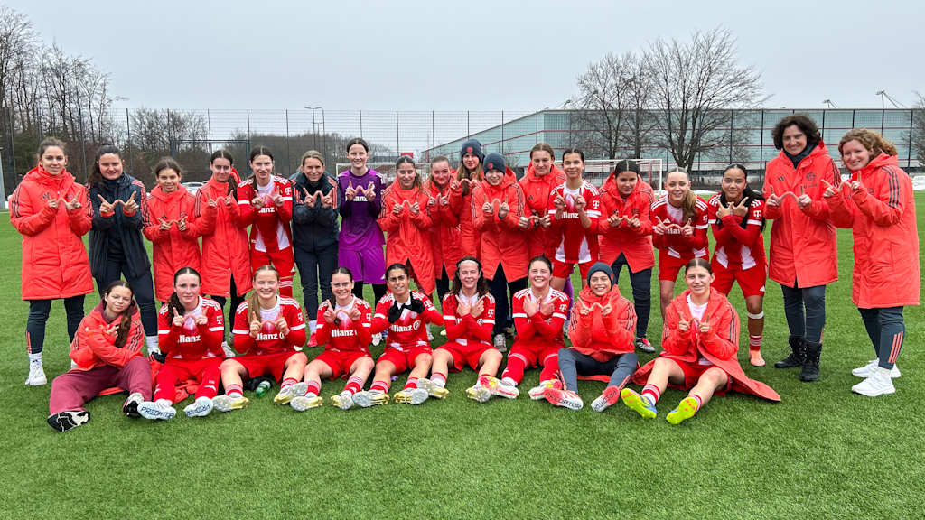 Die U15-Juniorinnen der FCB-Frauen bejubeln ihren Testspielsieg.