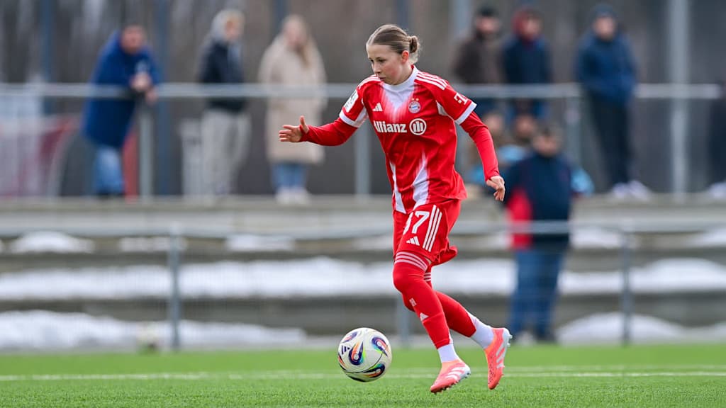 Clara Choisy dribbelt im Trikot der FCB-Frauen II.