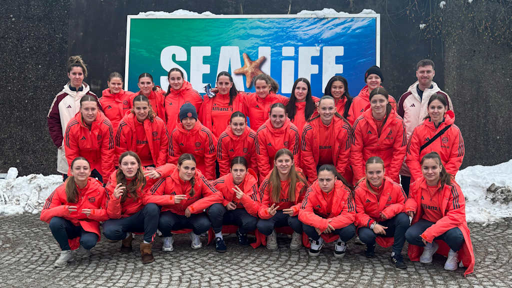 Die U17-Juniorinnen bei einem Gruppenbild während eines Teamevents.