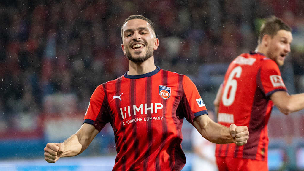 Arijon Ibrahimović jubelt mit geballten Fäusten.