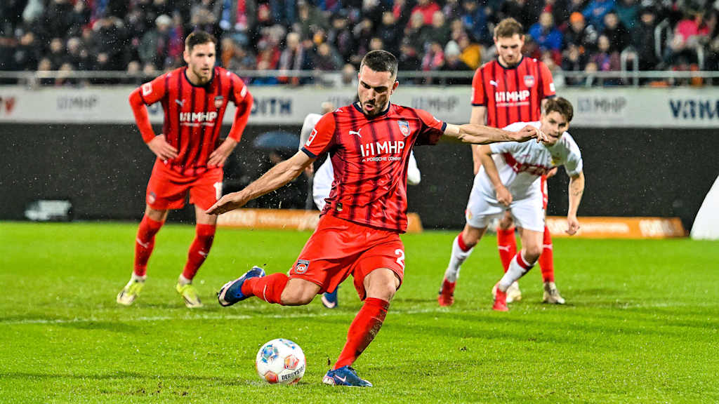 Arijon Ibrahimović schießt einen Elfmeter.