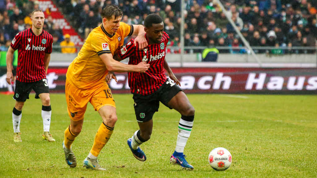 Noël Aséko Nkili im Zweikampf gegen Dresdens Friedrich Müller.