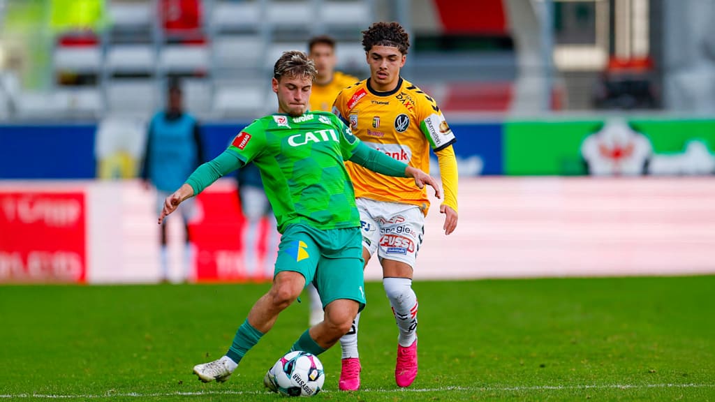 Jussef Nasrawe führt eine Zweikampf mit einem Gegenspieler.