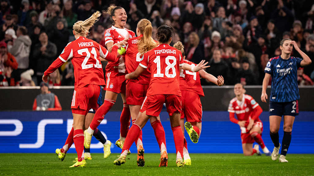 Die FC Bayern Frauen jubeln nach ihrem Treffer gegen Arsenal.