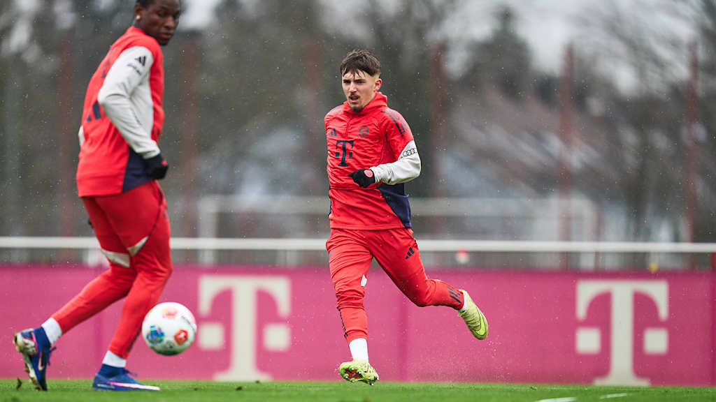 Lennart Karl am Ball im Training des FC Bayern