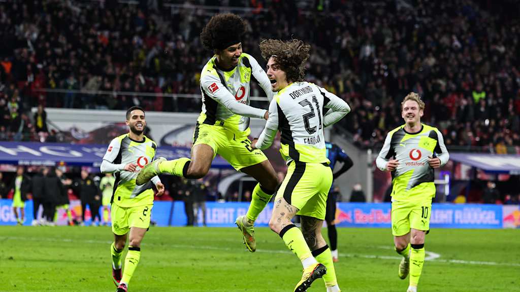 Karim Adeyemi springt jubeln zu Fabio Silva nach dessen Tor in Leipzig