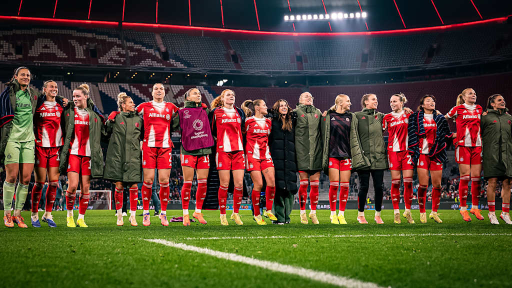 Die Mannschaft vor der Kurve nach dem Heimspiels der FC Bayern Frauen in der UEFA Women’s Champions League gegen den FC Arsenal