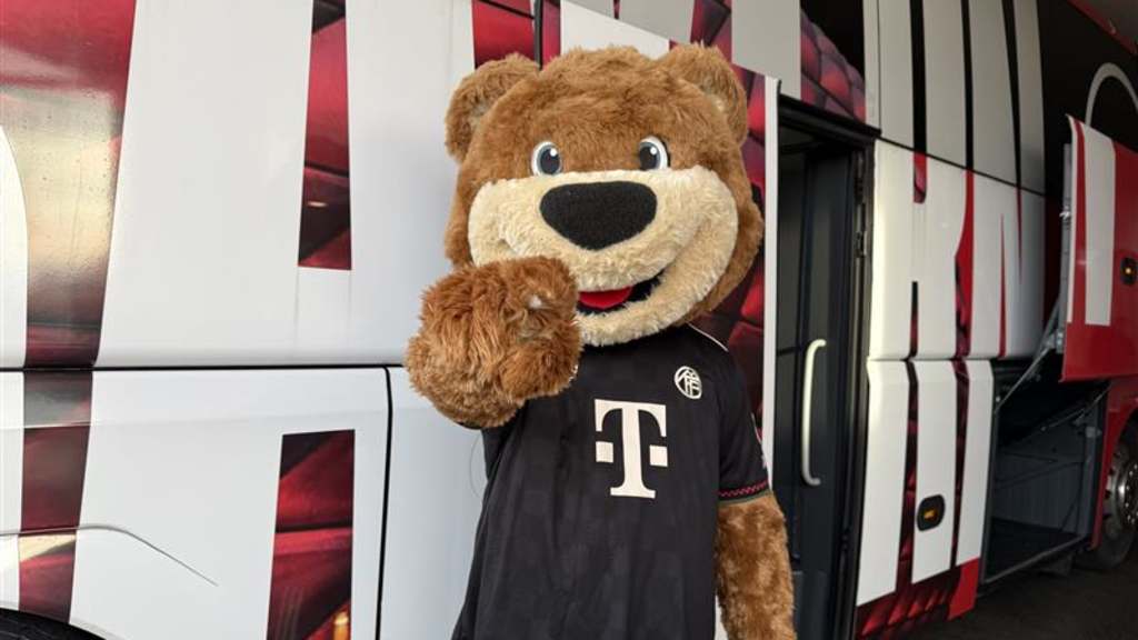 Berni im CL-Trikot vor Mannschaftsbus
