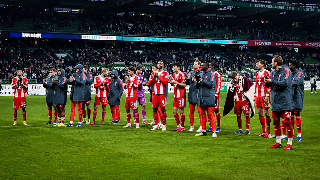 Die Mannschaft vor der Kurve nach dem Auswärtssieg des FC Bayern in der Bundesliga beim SV Werder Bremen