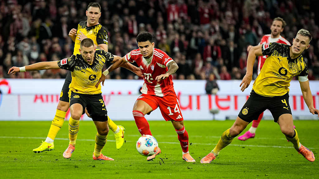 Luis Díaz im Zweikampf während des Bundesliga-Heimspiels des FC Bayern gegen Borussia Dortmund