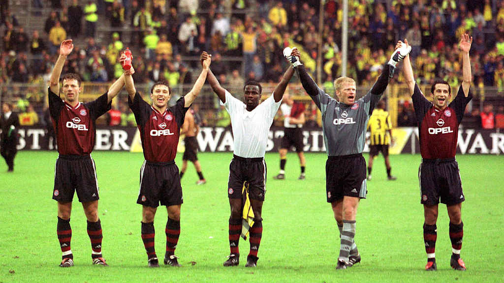 Niko Kovac und Oliver Kahn im Bayern-Trikot jubeln in Dortmund.