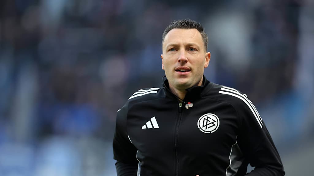 FIFA-Schiedsrichter Sven Jablonski im schwarzen Oberteil