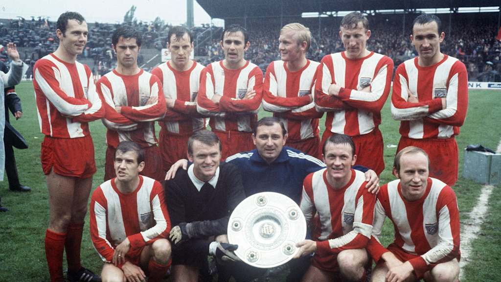 Die erste Bundesliga-Schale! Branko Zebec und seine Meister-Mannschaft 1969.