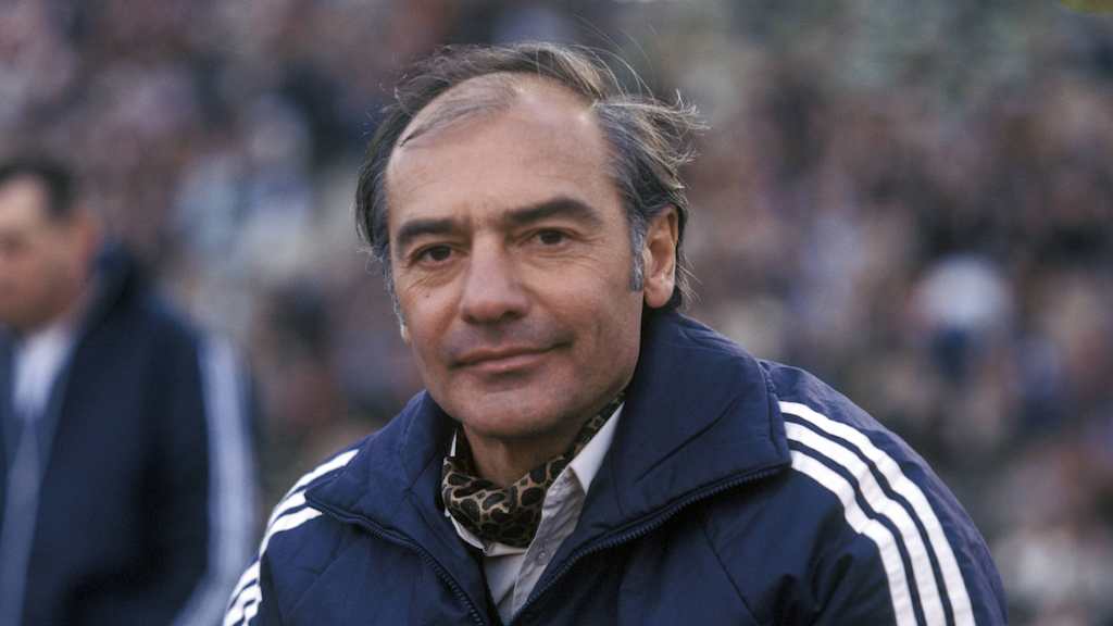 Nur echt mit Seidenschal: Pál Csernai, Weltmann und Erfinder des Pál-Systems.