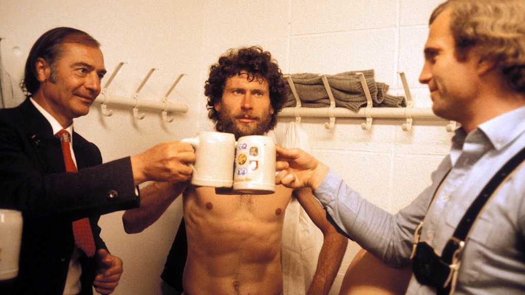 Es gab den Ungarn auch mit Trachtenkrawatte: Meister 1980 mit Paul Breitner und Uli Hoeneß.