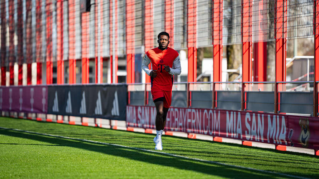 Alphonso Davies dreht lockere Laufrunden auf dem Gelände des FC Bayern an der Säbener Straße.