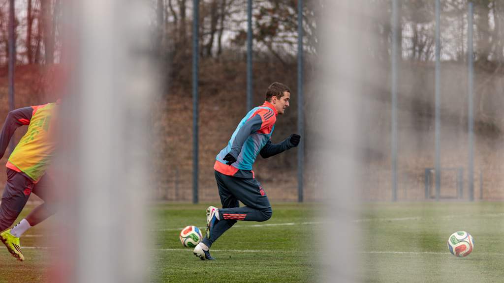 Yll Gashi läuft den Ball im Training hinterher.