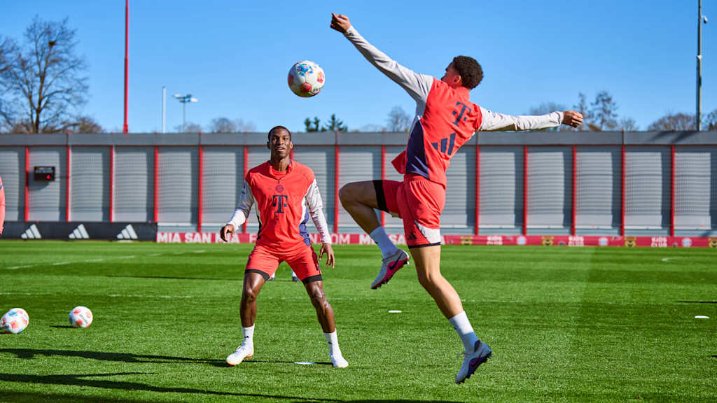 Jamal Musiala und Nicolas Jackson in Orange im Abschlusstraining vor Dortmund.
