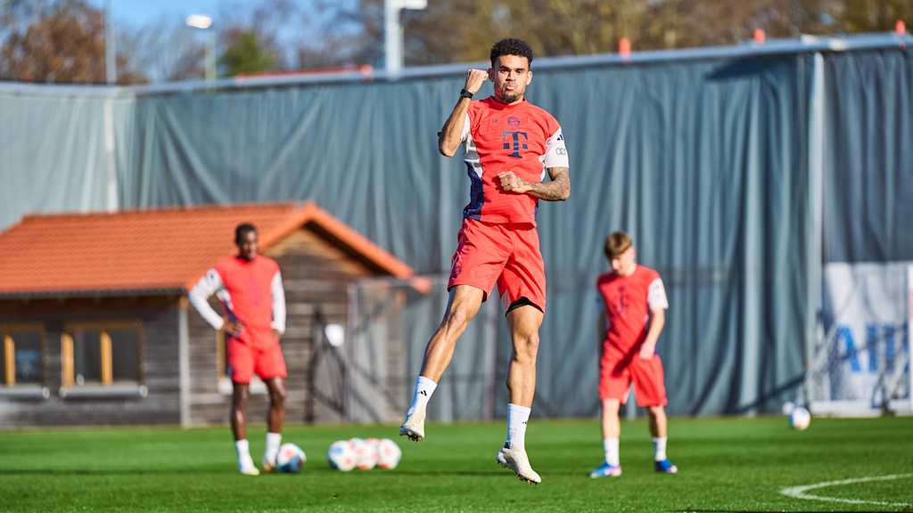 Luis Díaz in Orange im Abschlusstraining vor Dortmund.
