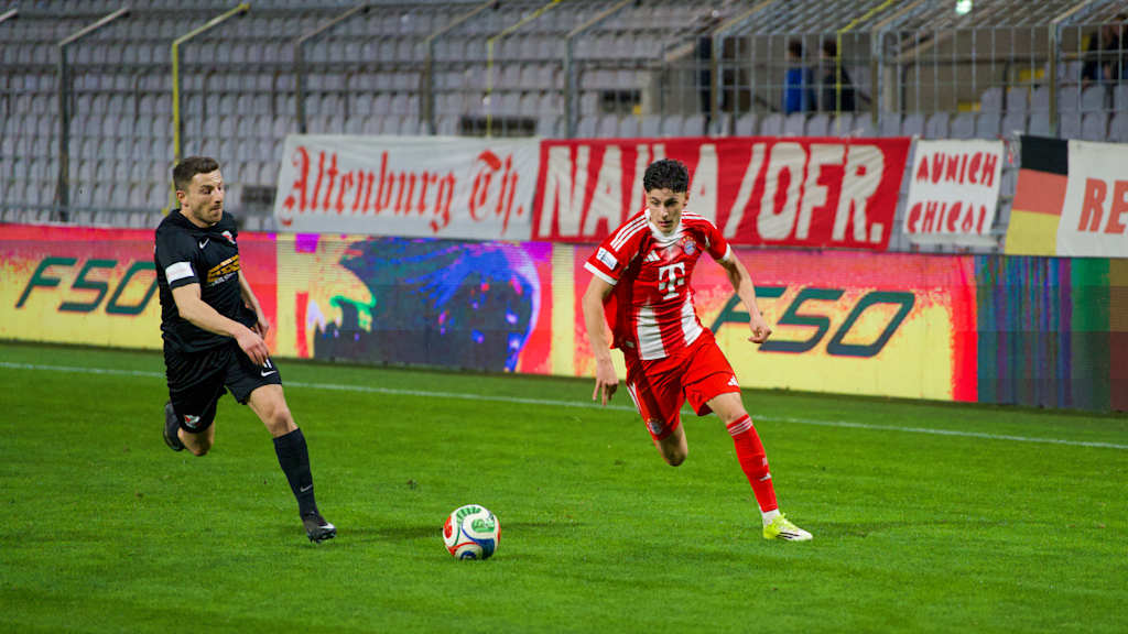 Deniz Ofli im Zweikampfduell mit einem Gegenspieler der SpVgg Hankofen-Hailing.